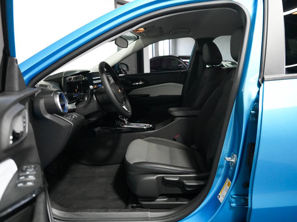Used 2025 Chevrolet Trax LT w/ Driver Confidence Package FWD image 28