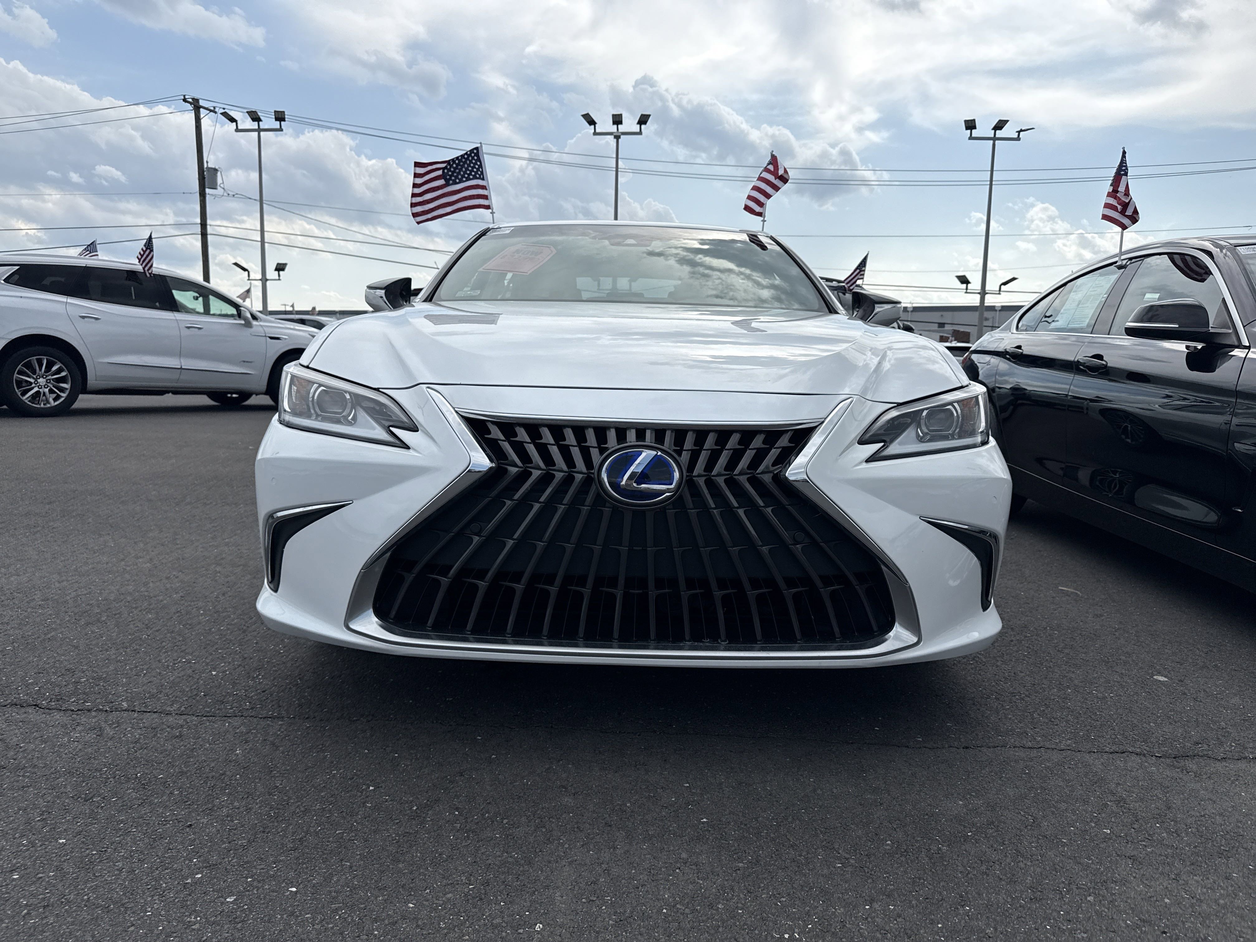 Used 2022 Lexus ES 300h w/ Premium Package image 2