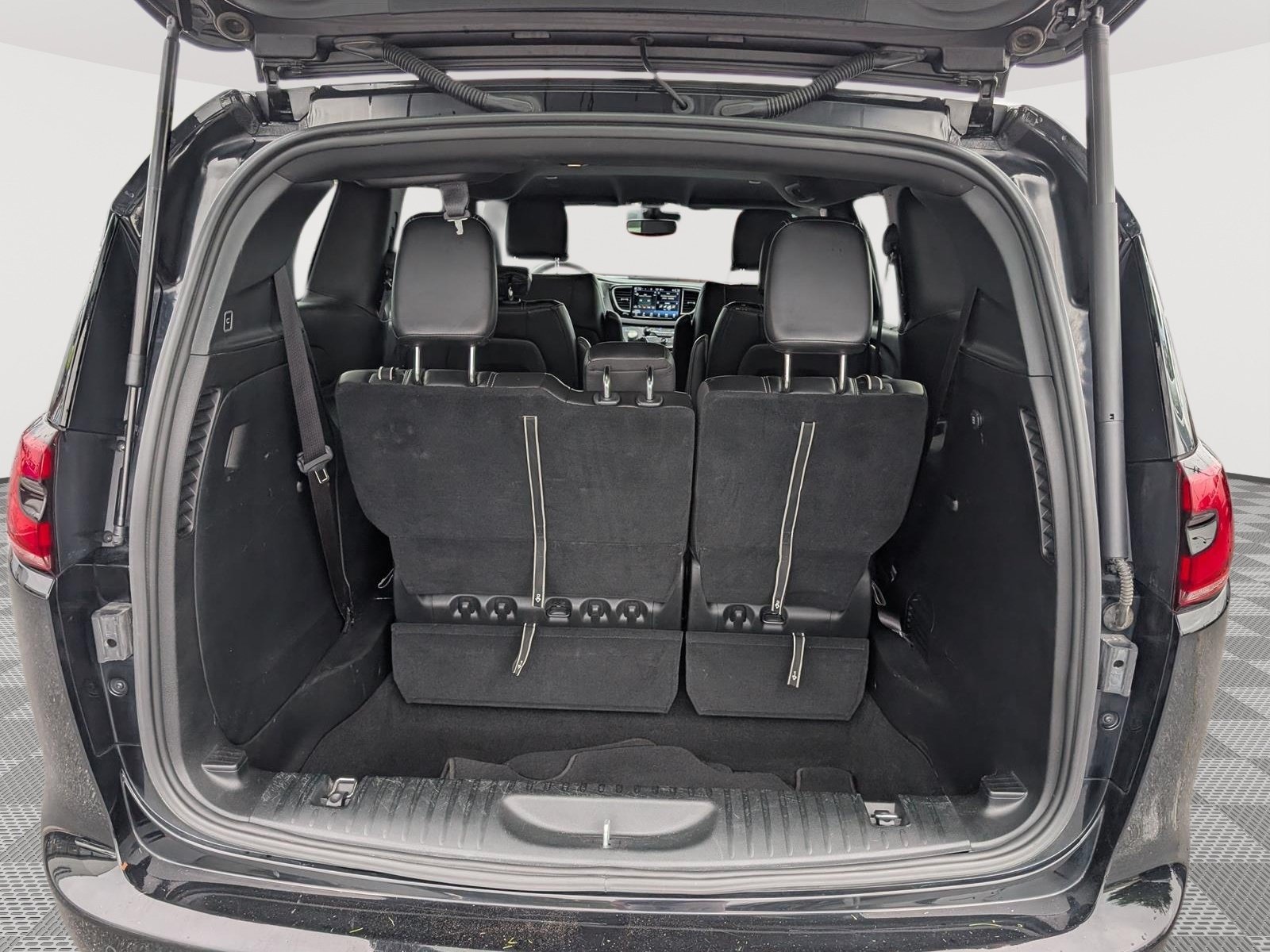 Used 2025 Chrysler Pacifica Select FWD image 13