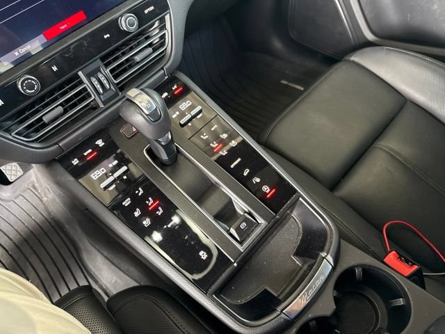 Used 2025 Porsche Macan AWD/4WD image 11