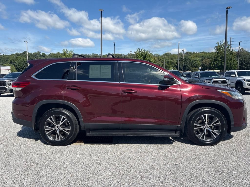 Used 2019 Toyota Highlander LE AWD/4WD image 2