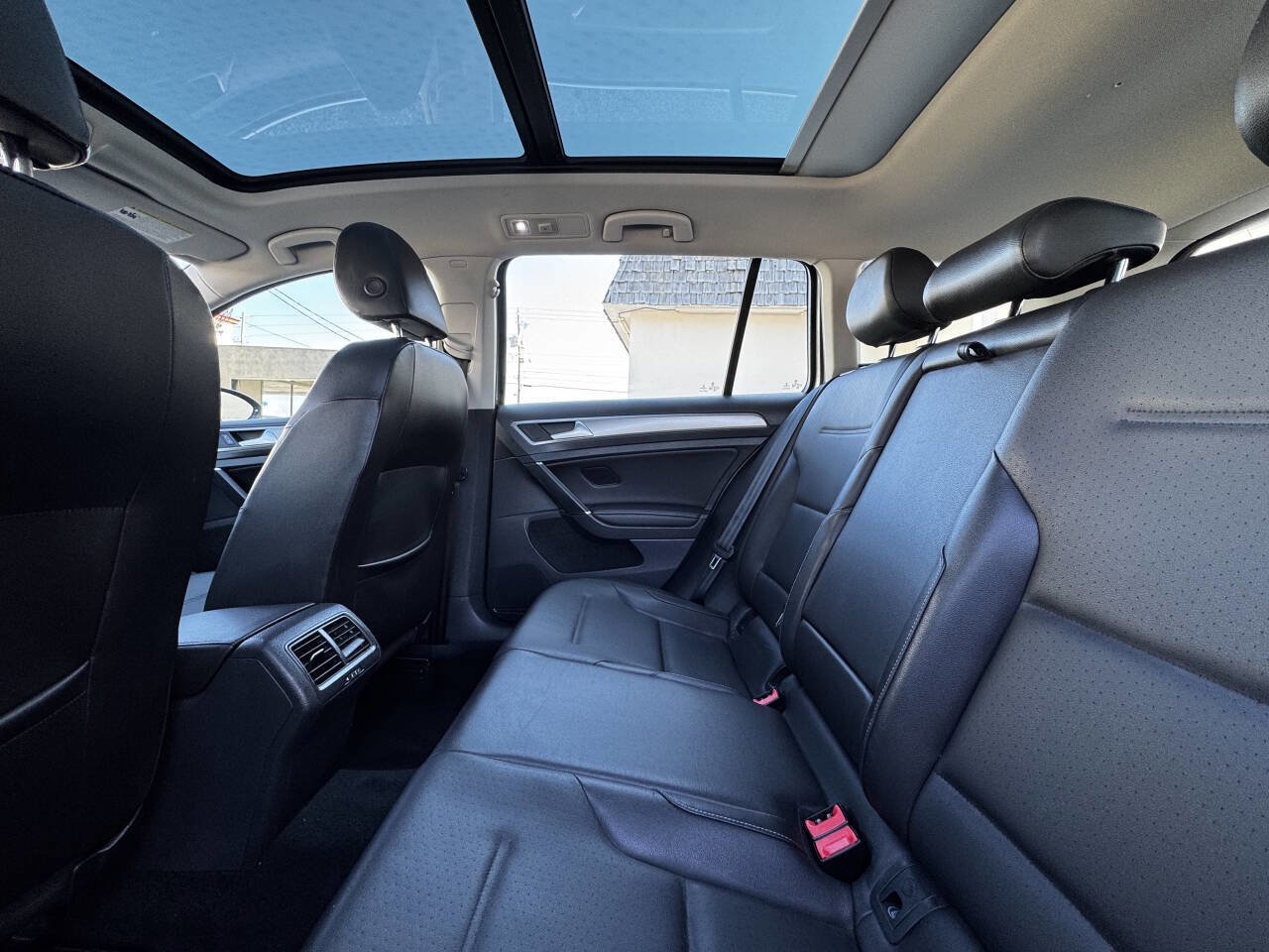 Used 2015 Volkswagen Golf SE image 13