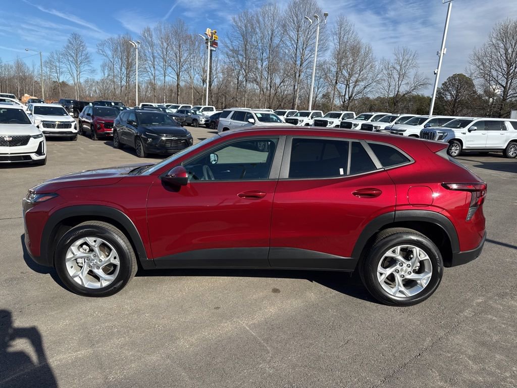 Used 2025 Chevrolet Trax LS w/ LS Convenience Package image 2