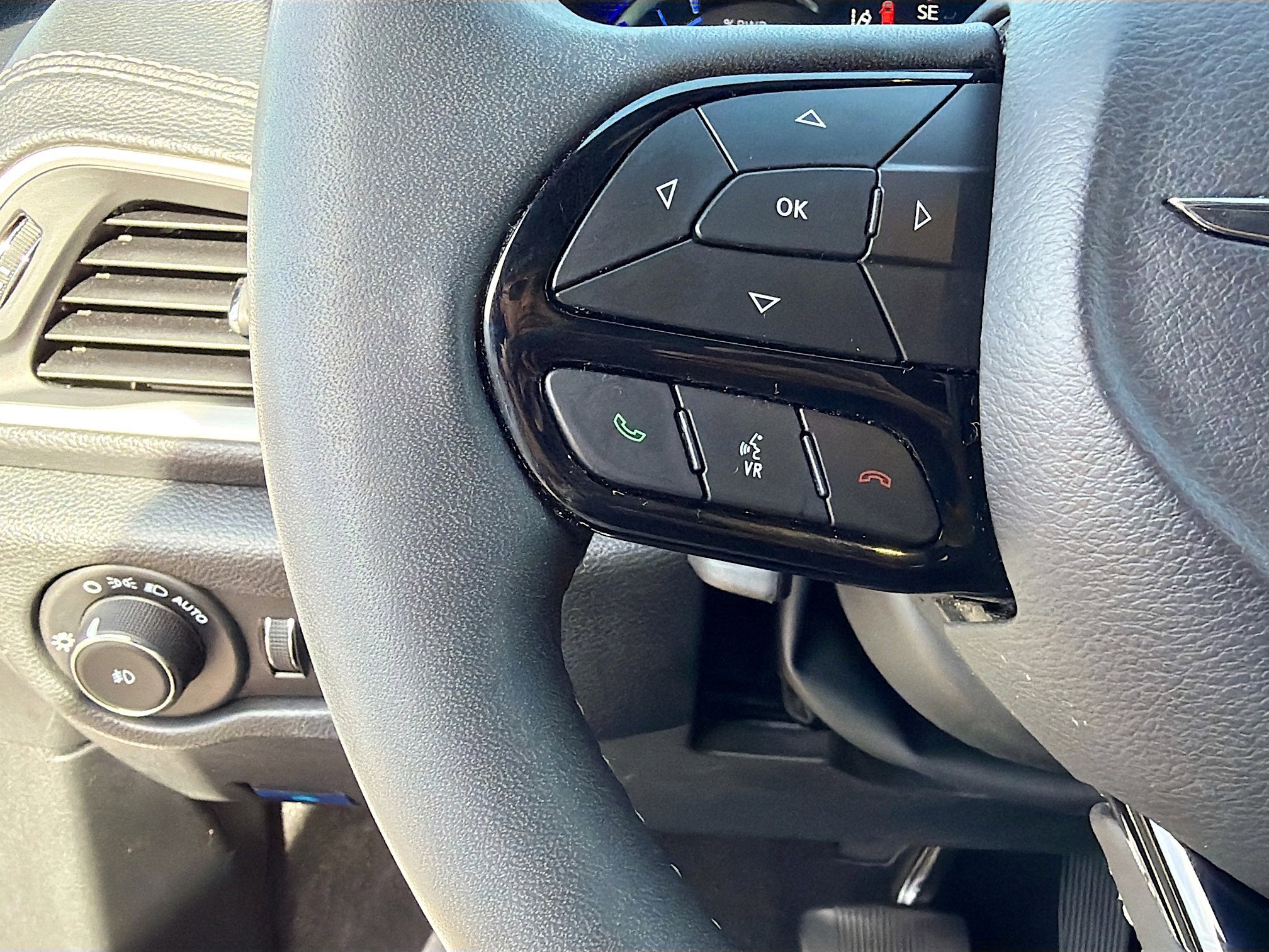 Used 2024 Chrysler Pacifica Limited image 37