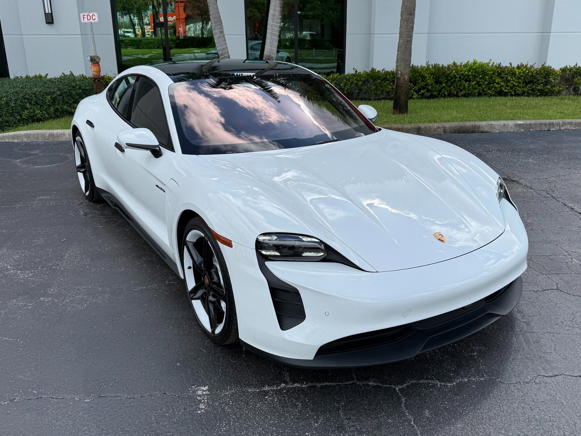 Used 2022 Porsche Taycan GTS image 10