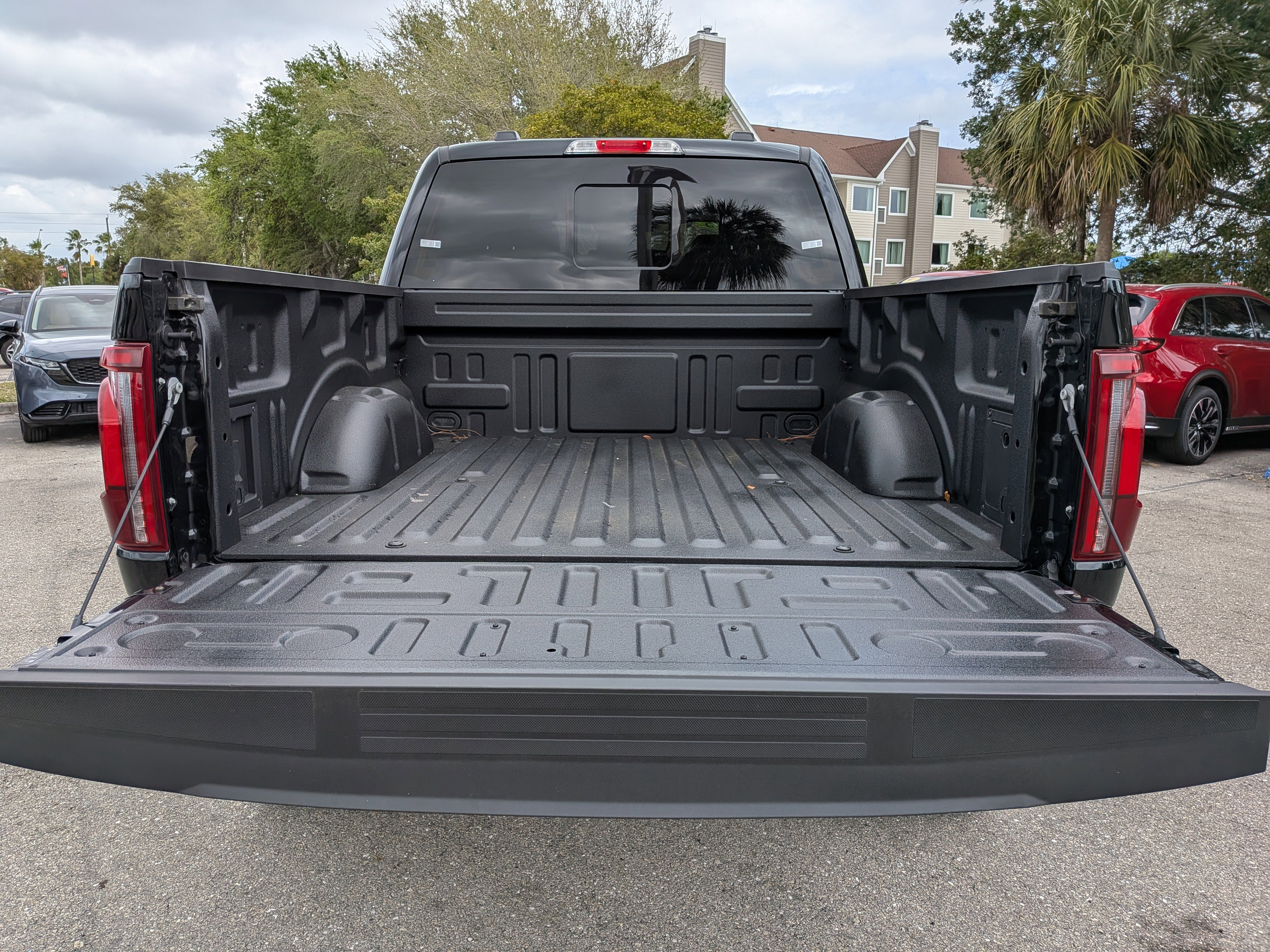 Used 2025 Ford F150 Lariat w/ Equipment Group 501A Mid image 13