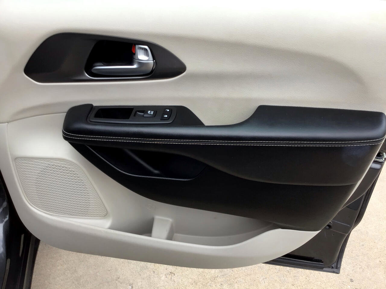 Used 2022 Chrysler Pacifica Touring-L image 36