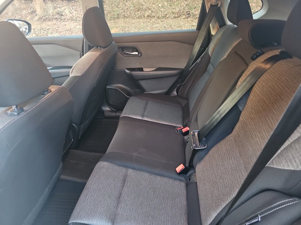 Used 2023 Nissan Rogue SV image 34