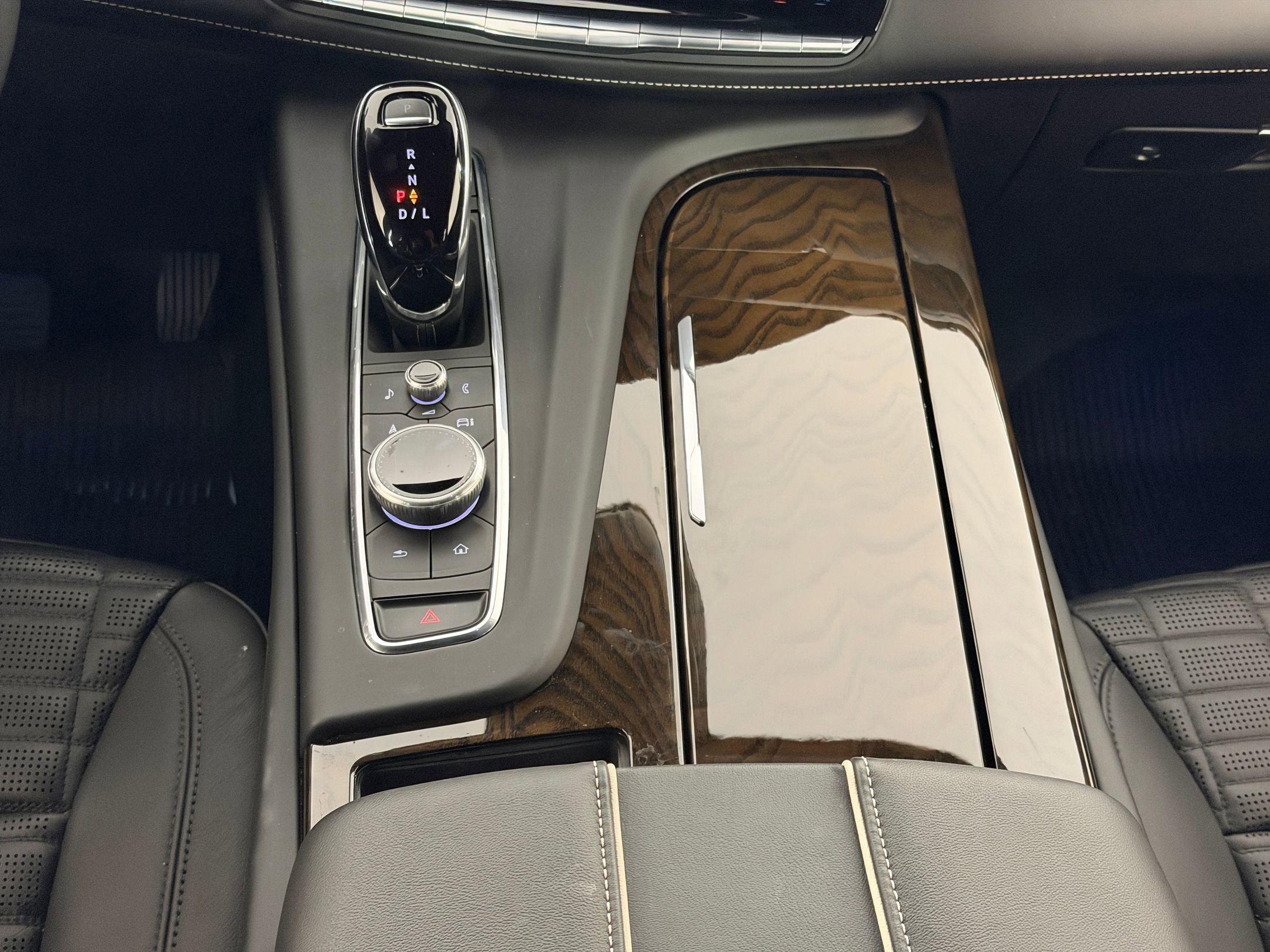 Used 2024 Cadillac Escalade Sport Platinum w/ LPO, ONYX Package AWD/4WD image 18