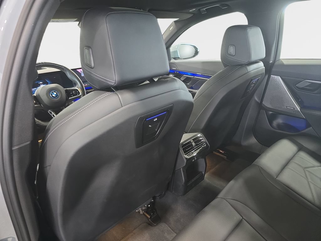 Used 2024 BMW i5 eDrive40i w/ M Sport Package RWD image 9