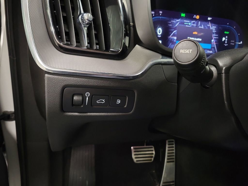 Used 2022 Volvo XC60 T8 R-Design w/ Advanced Package image 22
