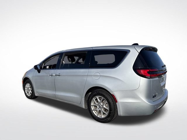 Used 2024 Chrysler Pacifica Touring-L FWD image 3