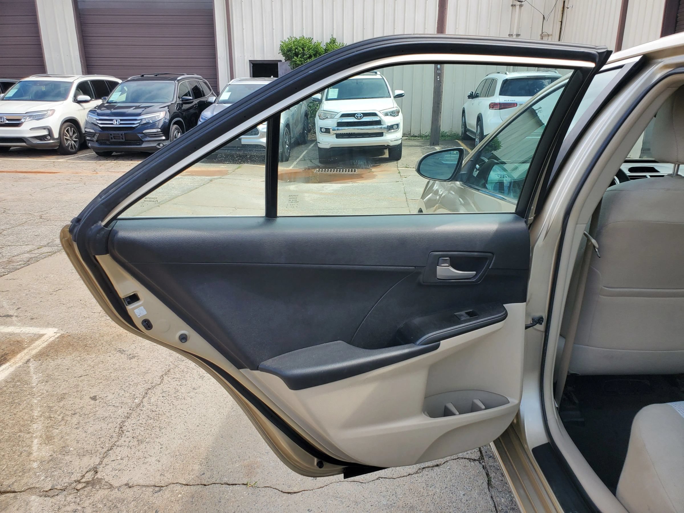 Used 2012 Toyota Camry LE FWD image 17