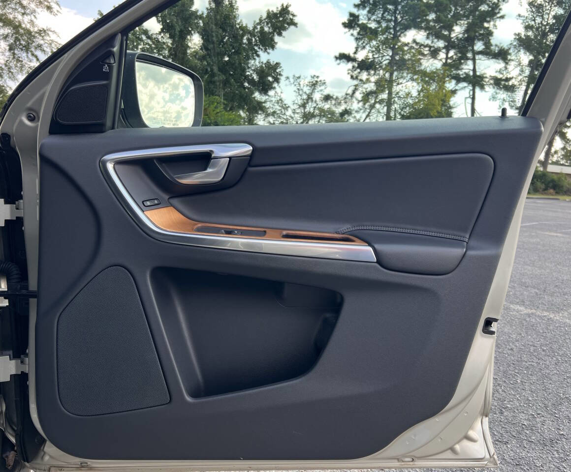 Used 2017 Volvo XC60 T5 Inscription w/ Advanced Package AWD/4WD image 16