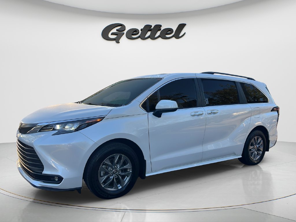 Certified 2026 Toyota Sienna XLE FWD image 1
