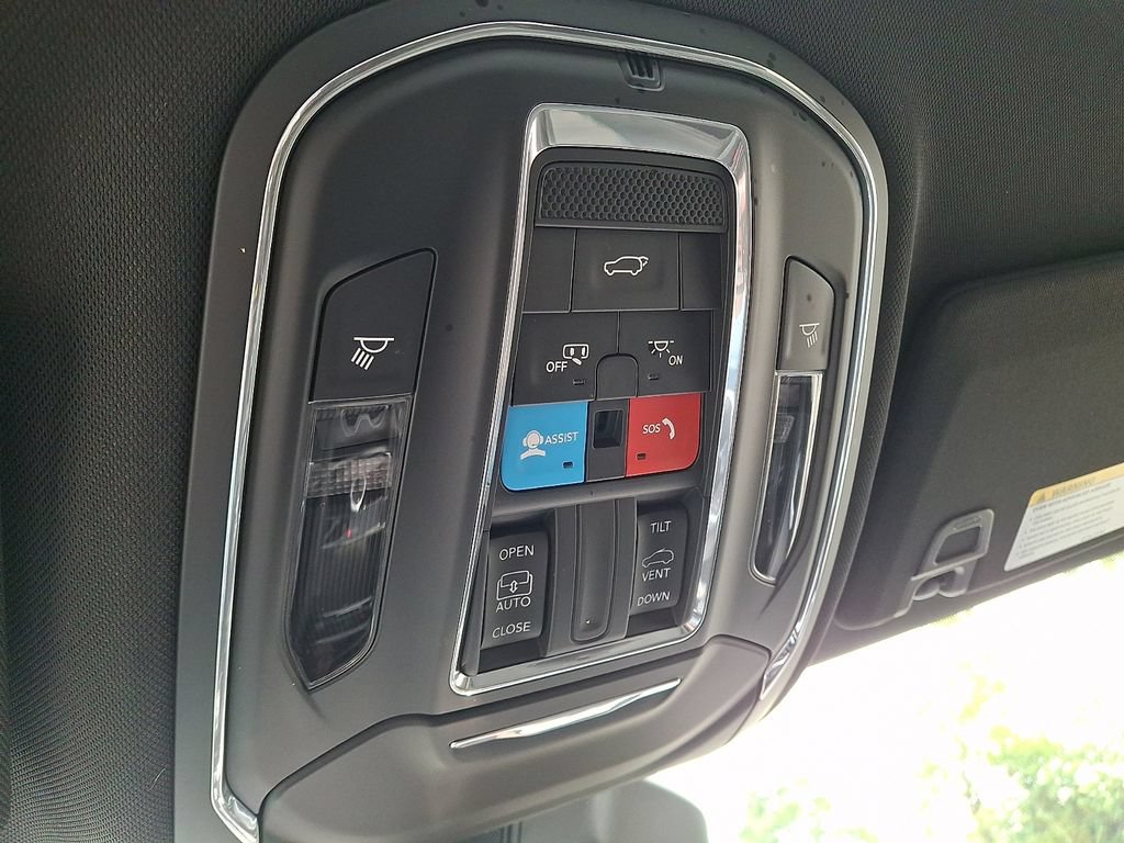 Used 2025 Jeep Grand Cherokee Altitude AWD/4WD image 26