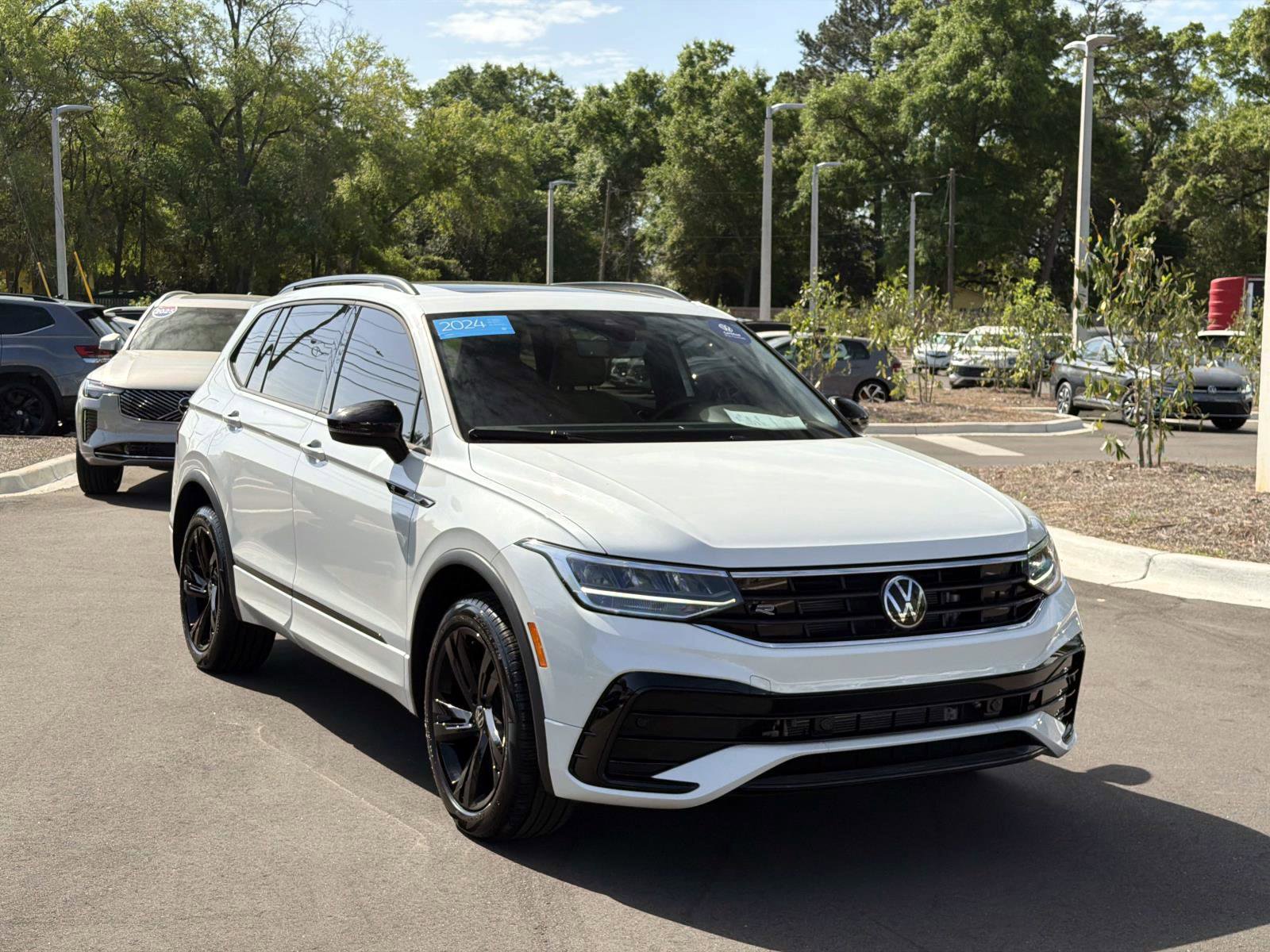 Used 2024 Volkswagen Tiguan SE R-Line image 3