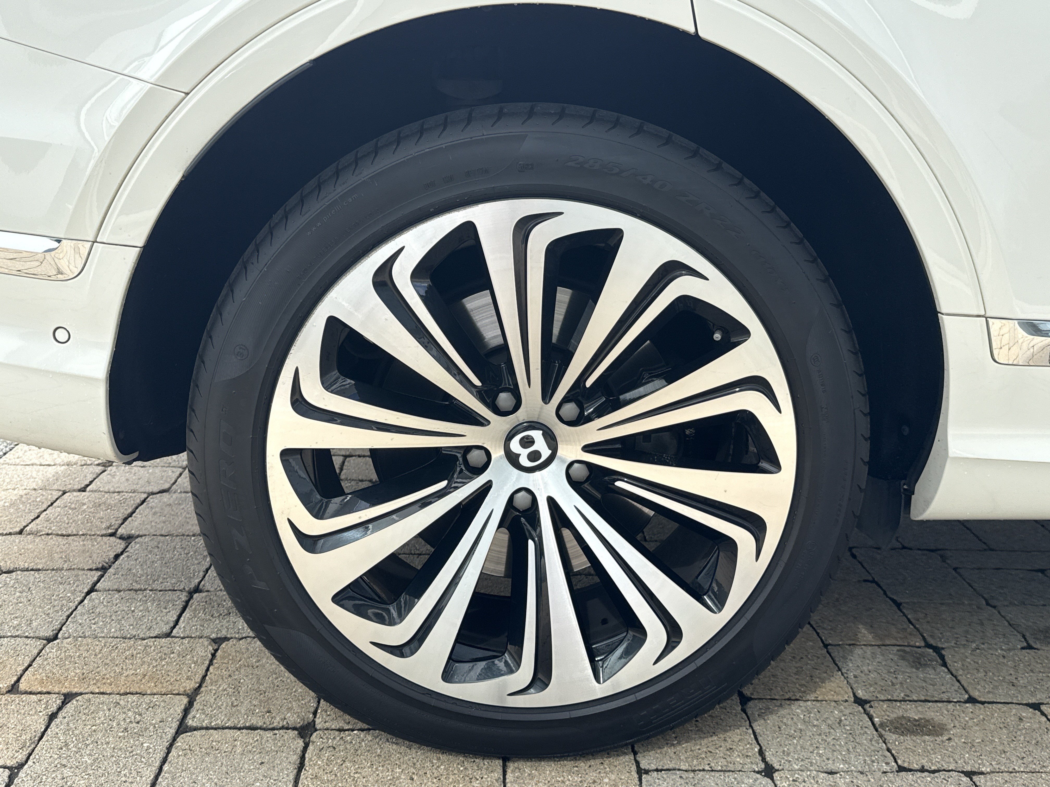 Used 2022 Bentley Bentayga AWD/4WD image 32