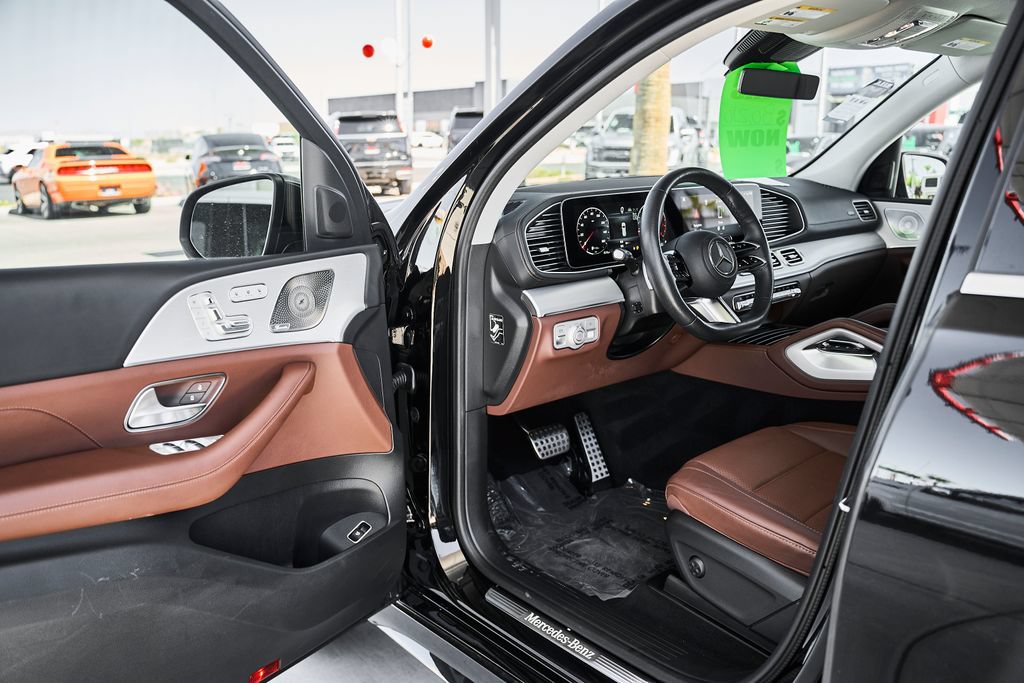 Used 2025 Mercedes-Benz GLS 450 4MATIC image 15