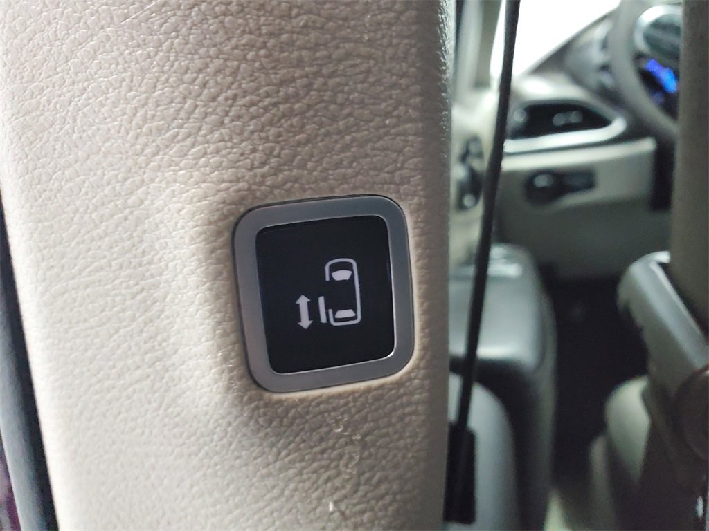 Used 2017 Chrysler Pacifica Touring image 27