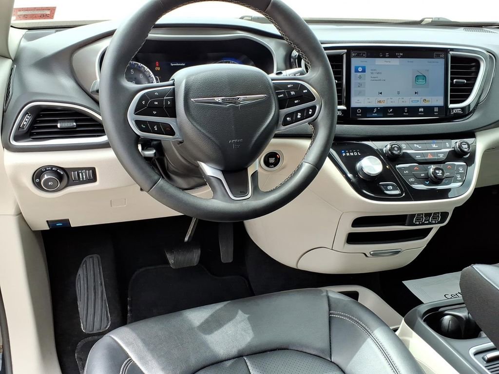 Used 2024 Chrysler Pacifica Touring-L FWD image 15