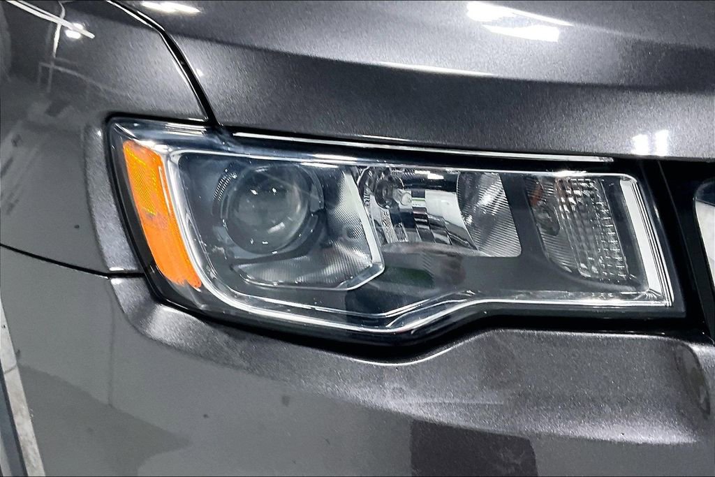 Used 2019 Jeep Grand Cherokee Laredo AWD/4WD image 38