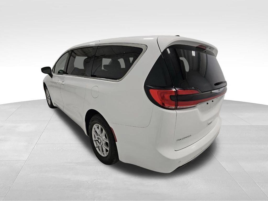 Used 2023 Chrysler Pacifica Touring-L FWD image 6