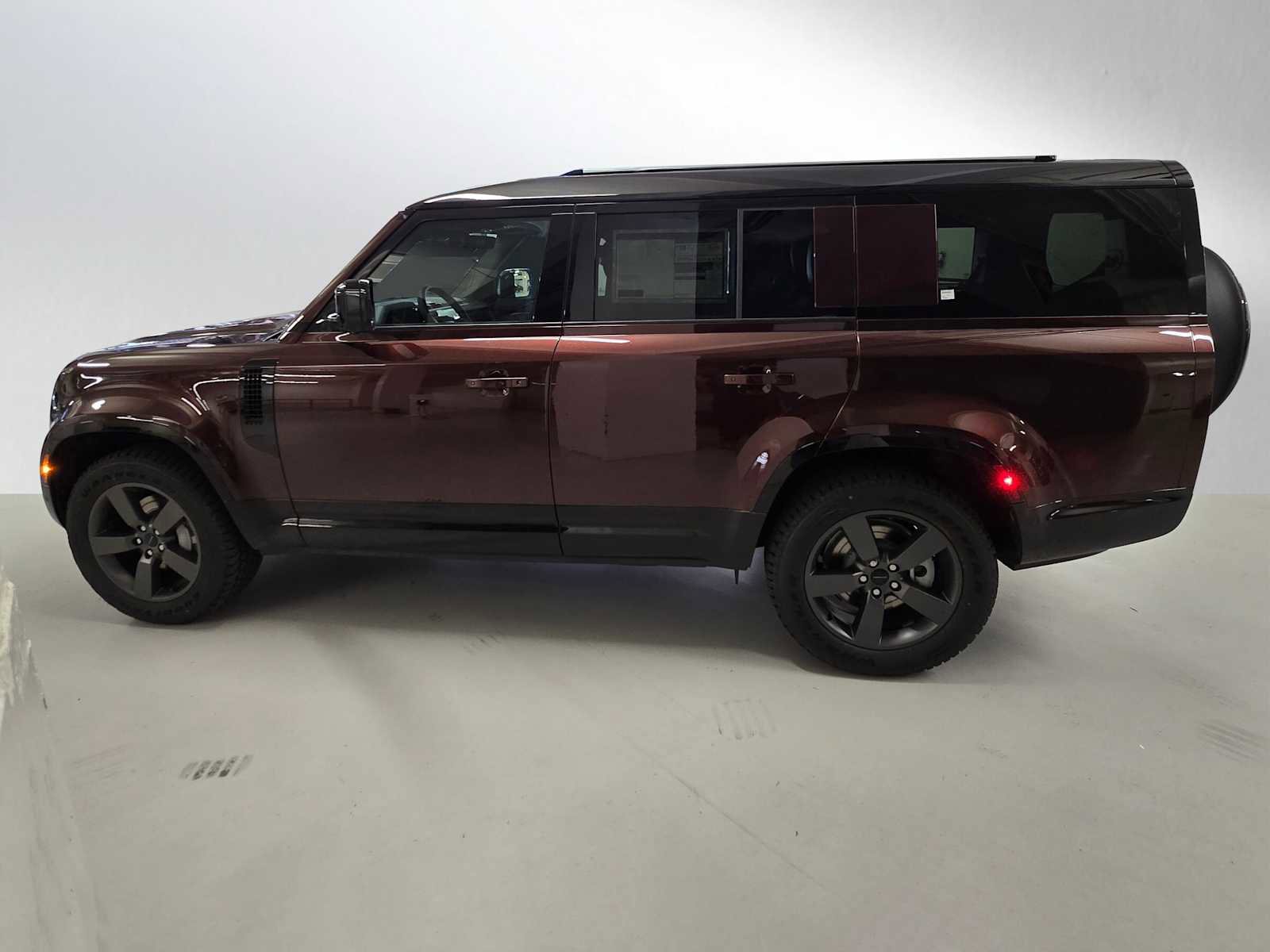 New 2026 Land Rover Defender 130 X-Dynamic SE image 2