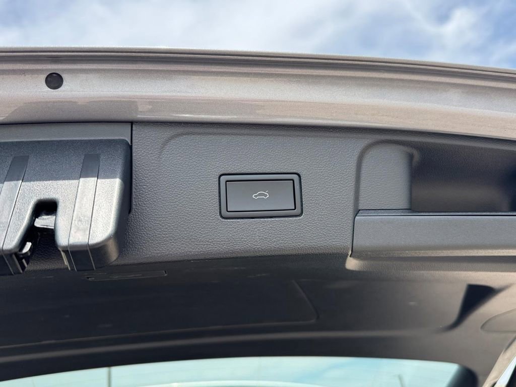 Used 2025 Volkswagen Atlas SE image 6