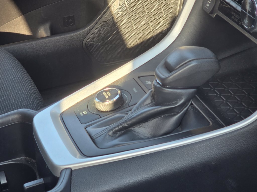 Used 2022 Toyota RAV4 LE AWD/4WD image 16