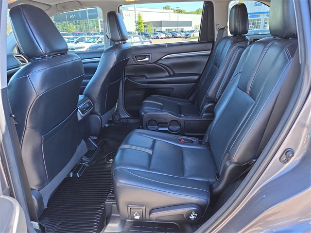 Used 2018 Toyota Highlander SE image 11