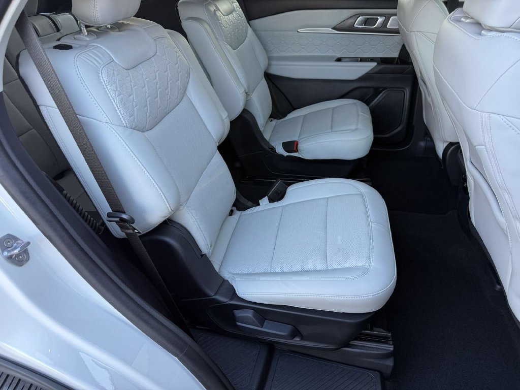 Used 2025 Ford Explorer Platinum w/ Ultimate Package AWD/4WD image 31