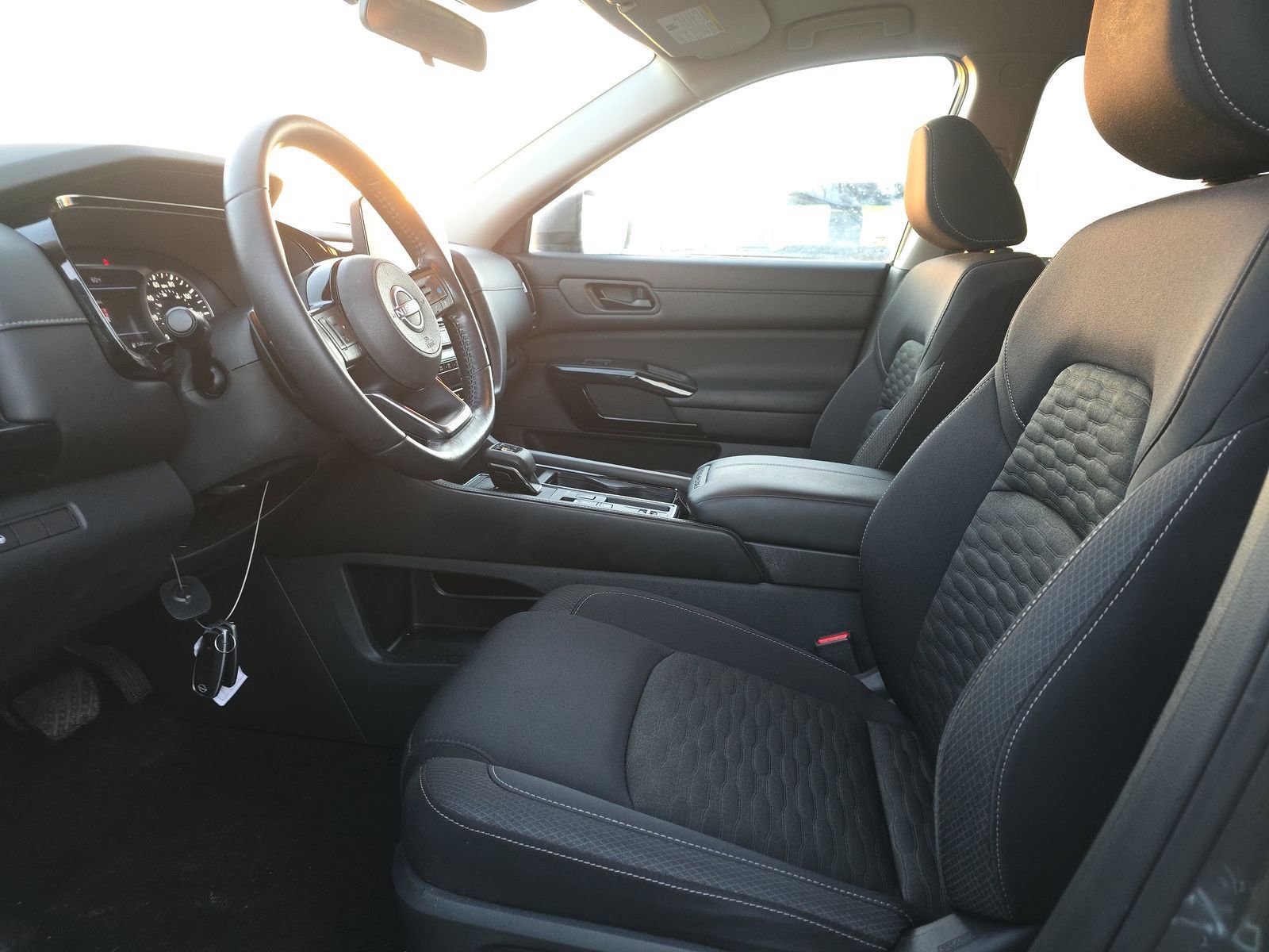 Used 2023 Nissan Pathfinder SV image 3