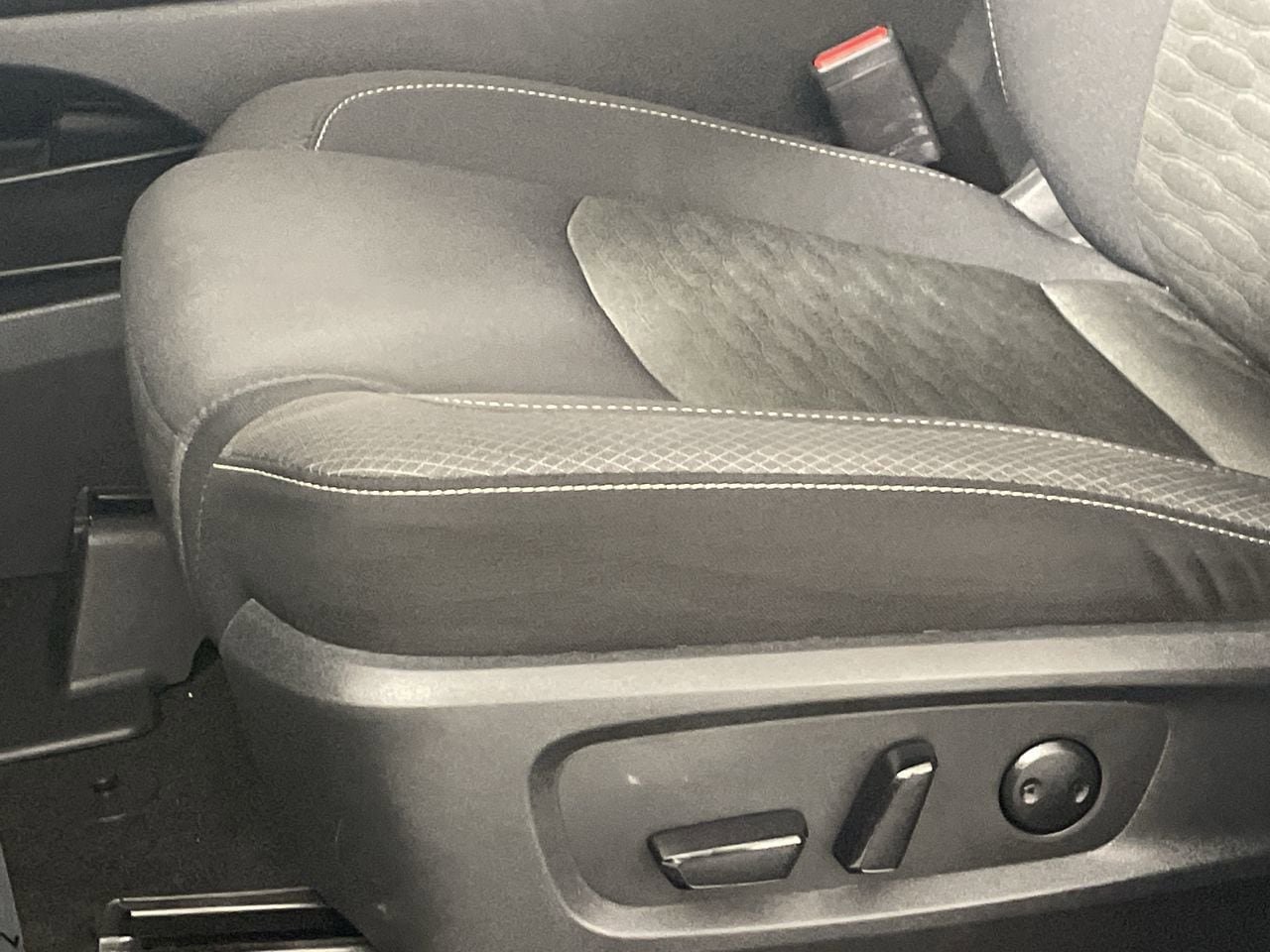 Used 2025 Nissan Pathfinder SV image 19