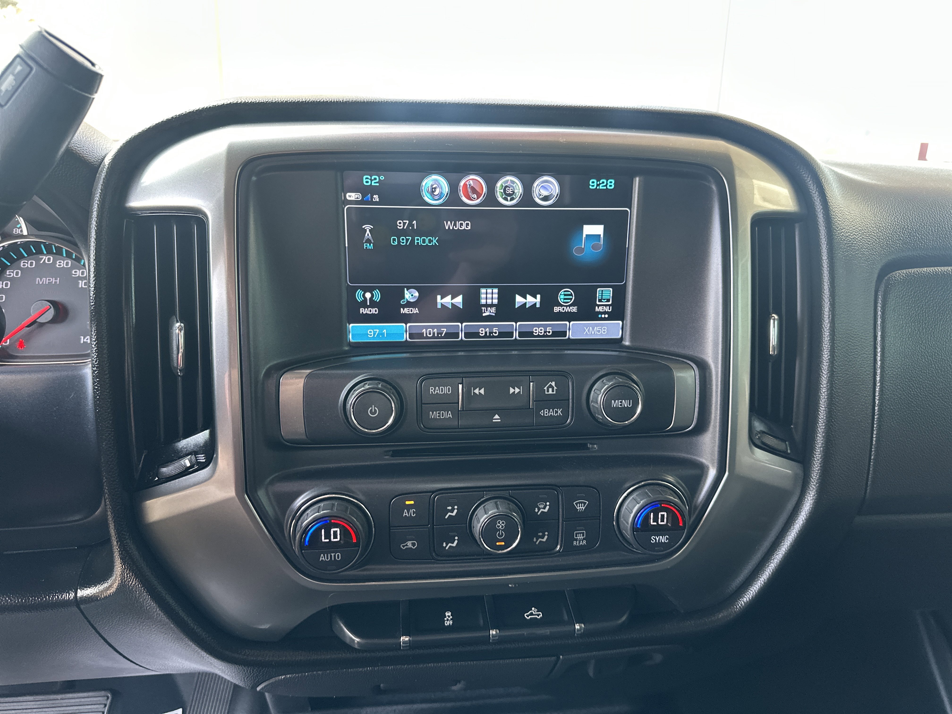 Used 2018 Chevrolet Silverado 1500 LT w/ All Star Edition AWD/4WD image 28