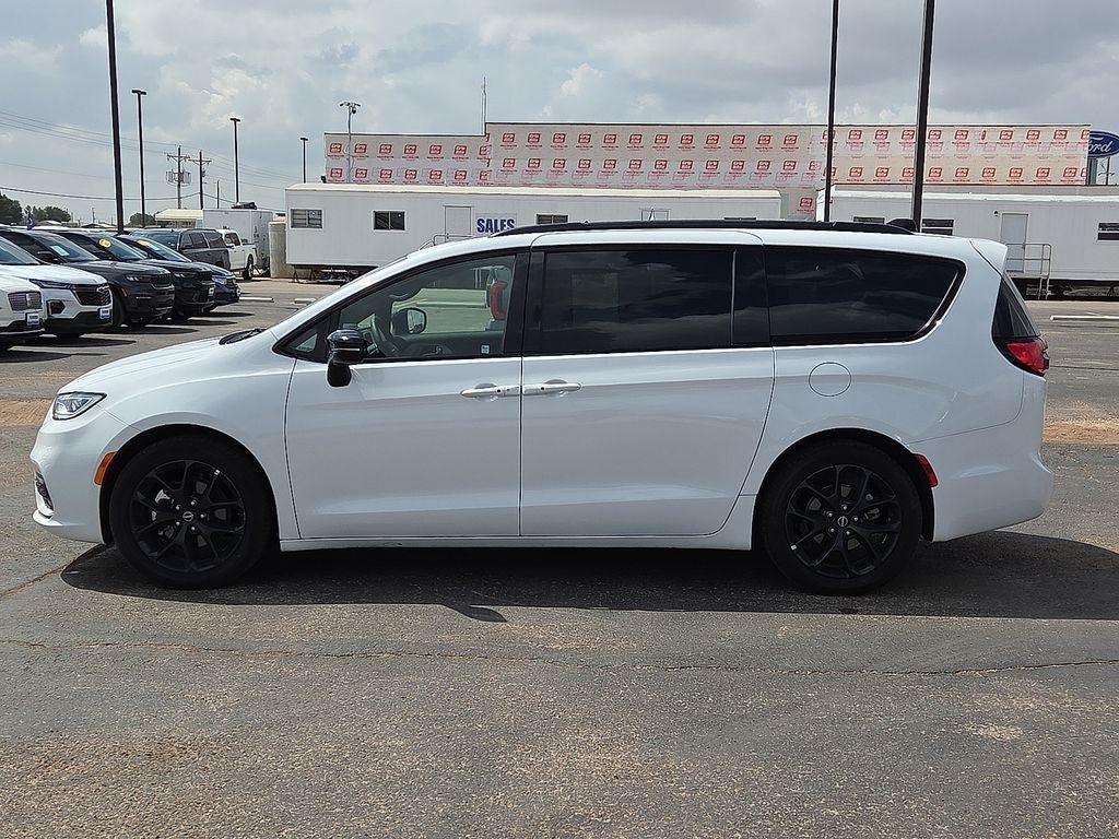 Used 2025 Chrysler Pacifica Limited FWD image 2