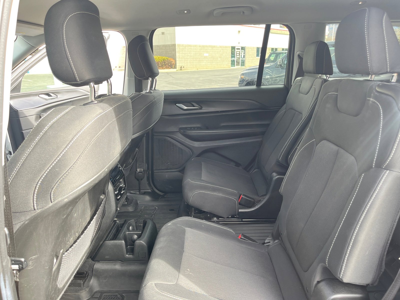 Used 2023 Jeep Grand Cherokee L Laredo image 24