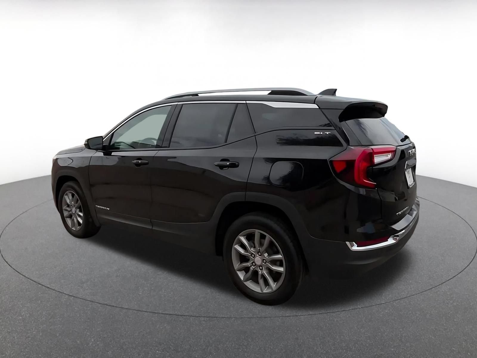 Used 2024 GMC Terrain SLT AWD/4WD image 8