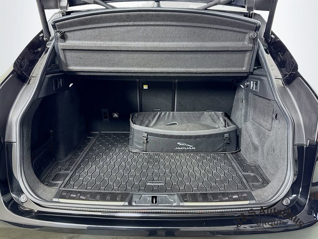 Used 2020 Jaguar F-PACE SVR image 32