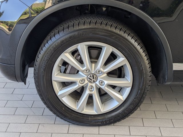 Used 2014 Volkswagen Touareg Sport AWD/4WD image 21