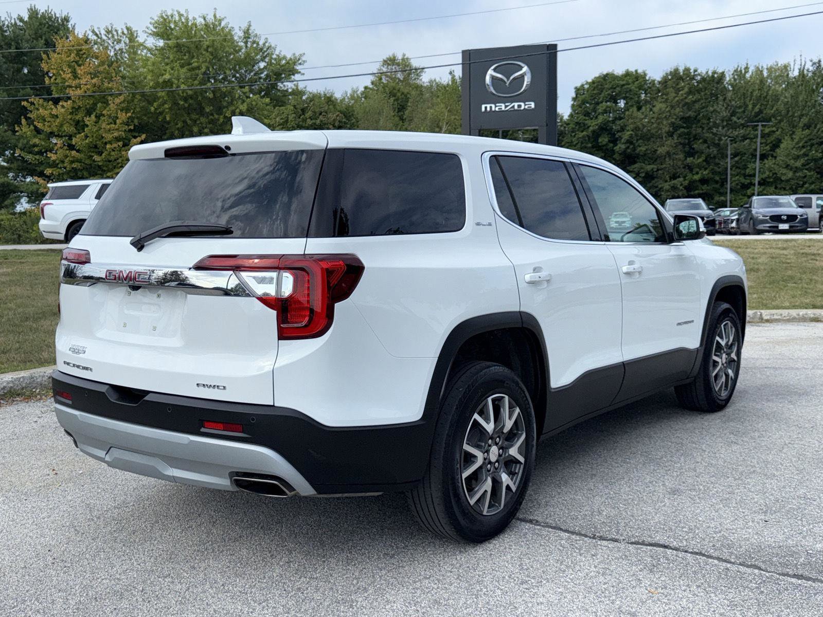 Used 2023 GMC Acadia SLE image 8