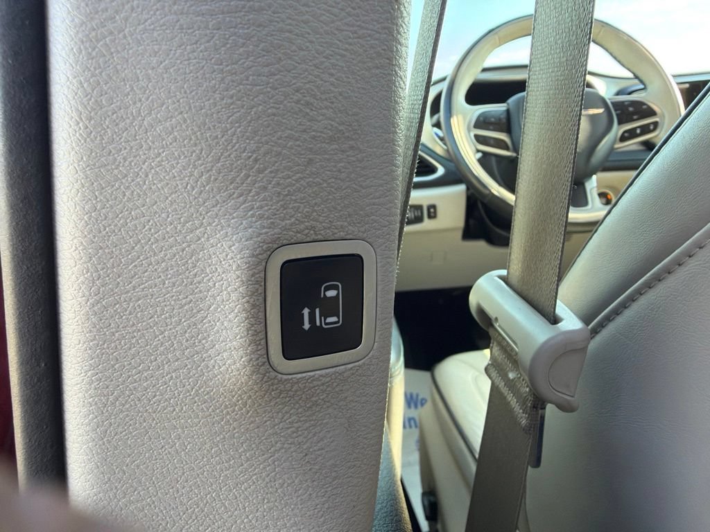 Used 2018 Chrysler Pacifica Limited w/ Advanced Safetytec Group FWD image 48