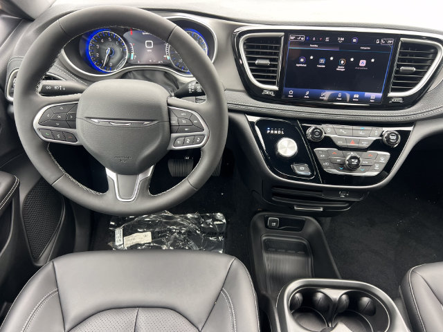 New 2027 Chrysler Pacifica Select AWD/4WD image 3