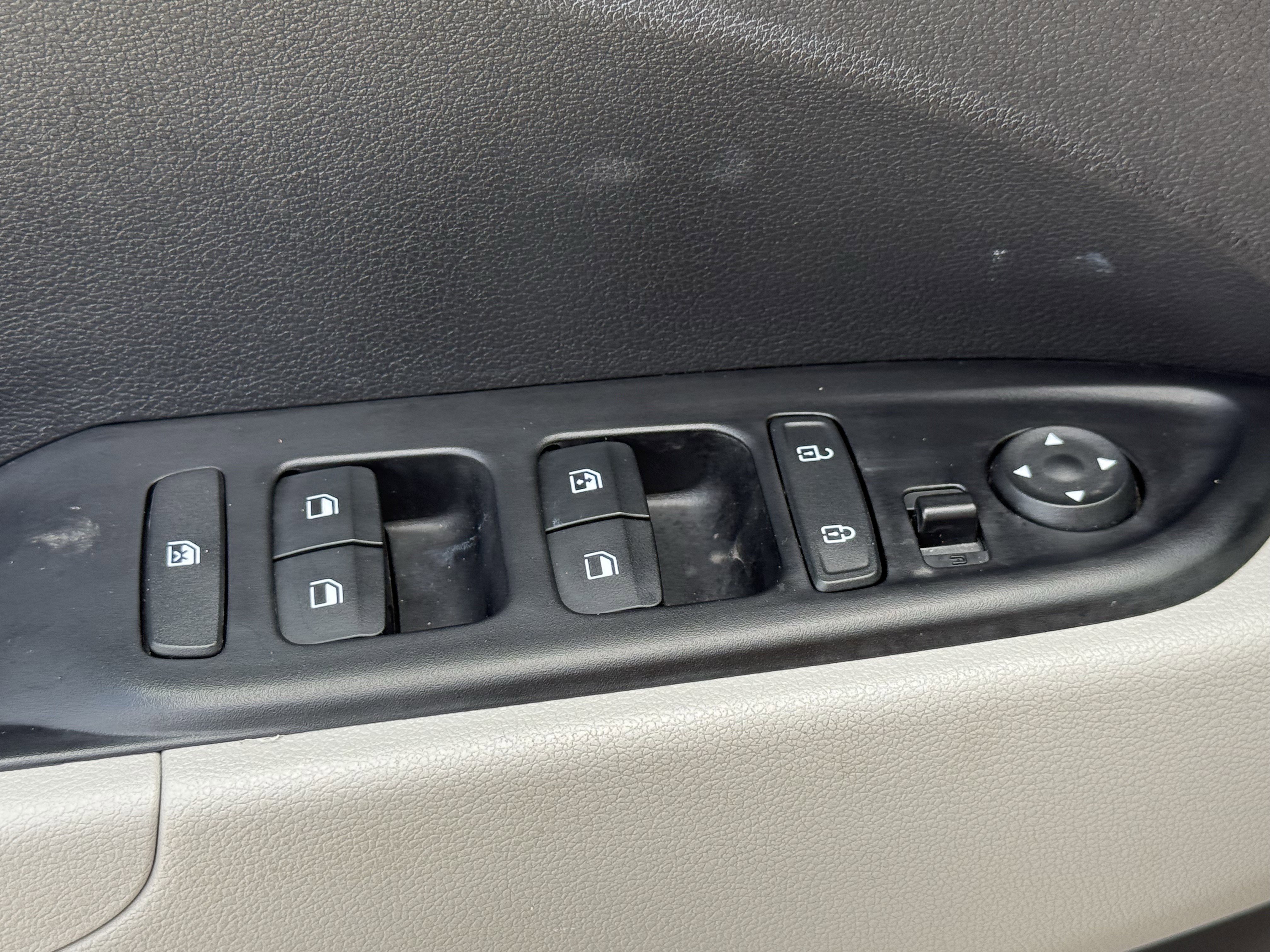Used 2025 Hyundai Venue SEL FWD image 27