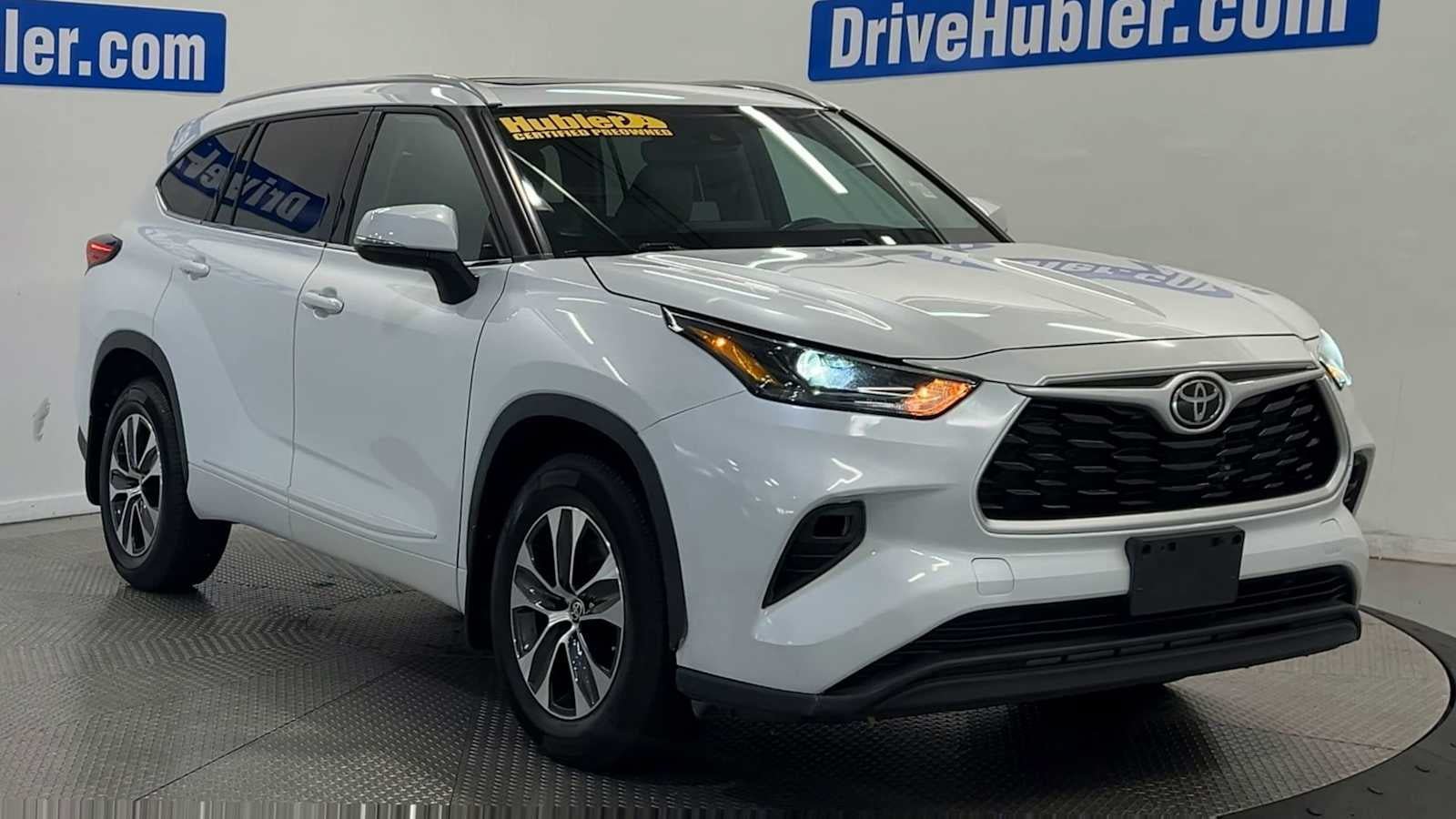 Used 2022 Toyota Highlander XLE AWD/4WD image 2