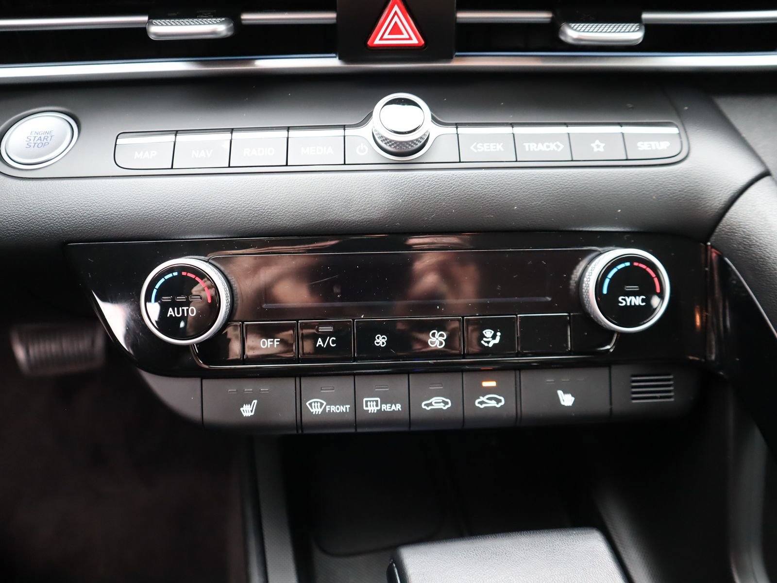 Used 2024 Hyundai Elantra Limited image 41