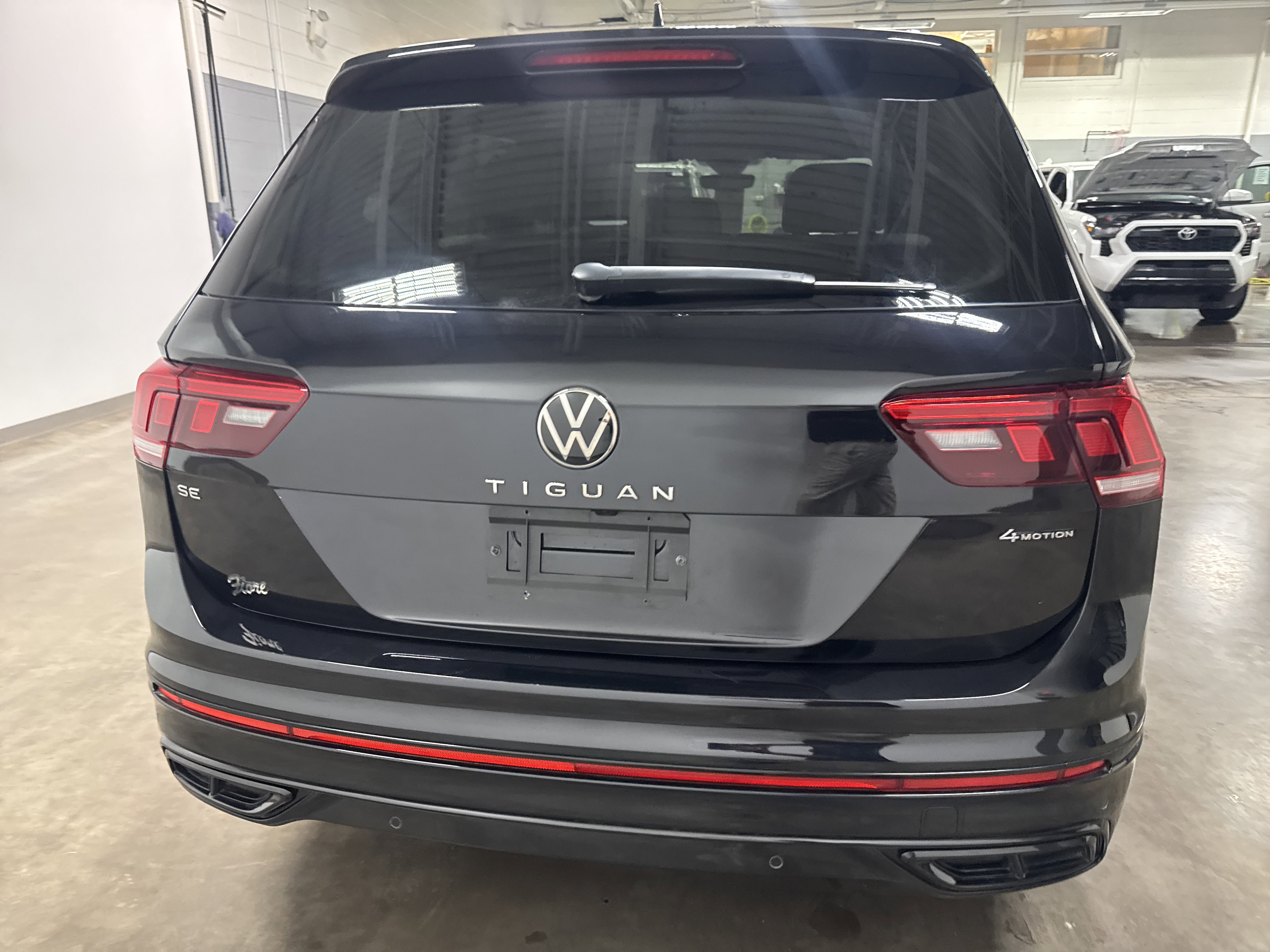 Used 2024 Volkswagen Tiguan SE R-Line AWD/4WD video 4