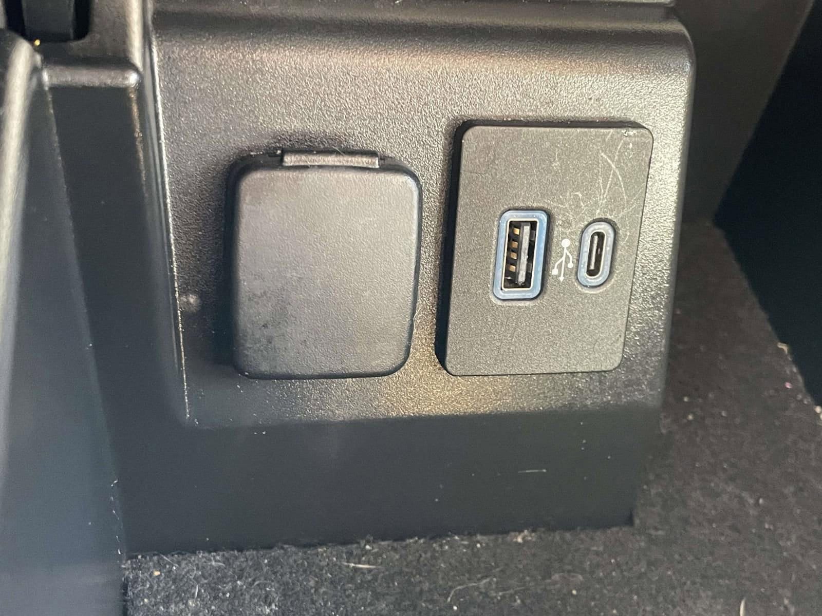 Used 2023 Ford Explorer XLT w/ Equipment Group 202A AWD/4WD image 17