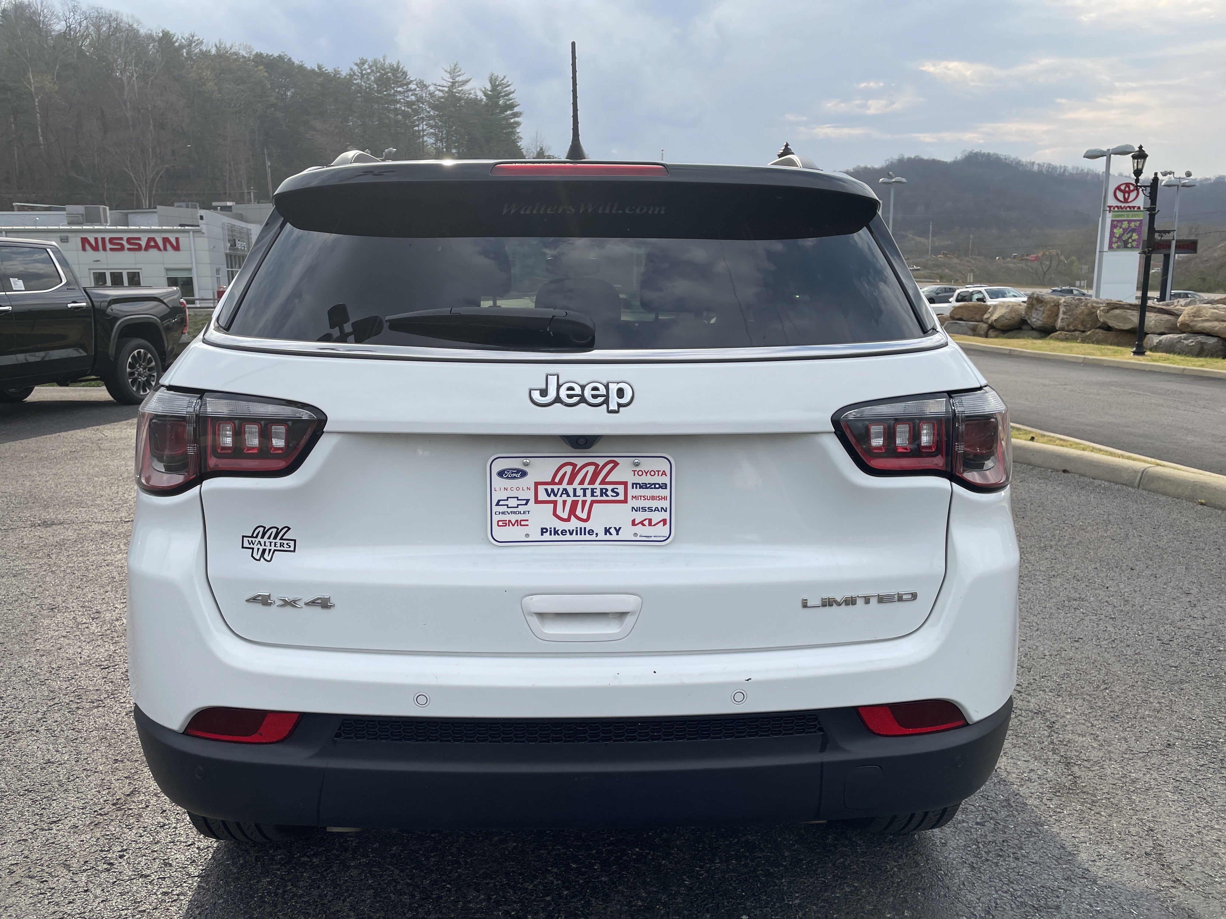 Used 2025 Jeep Compass Limited image 6