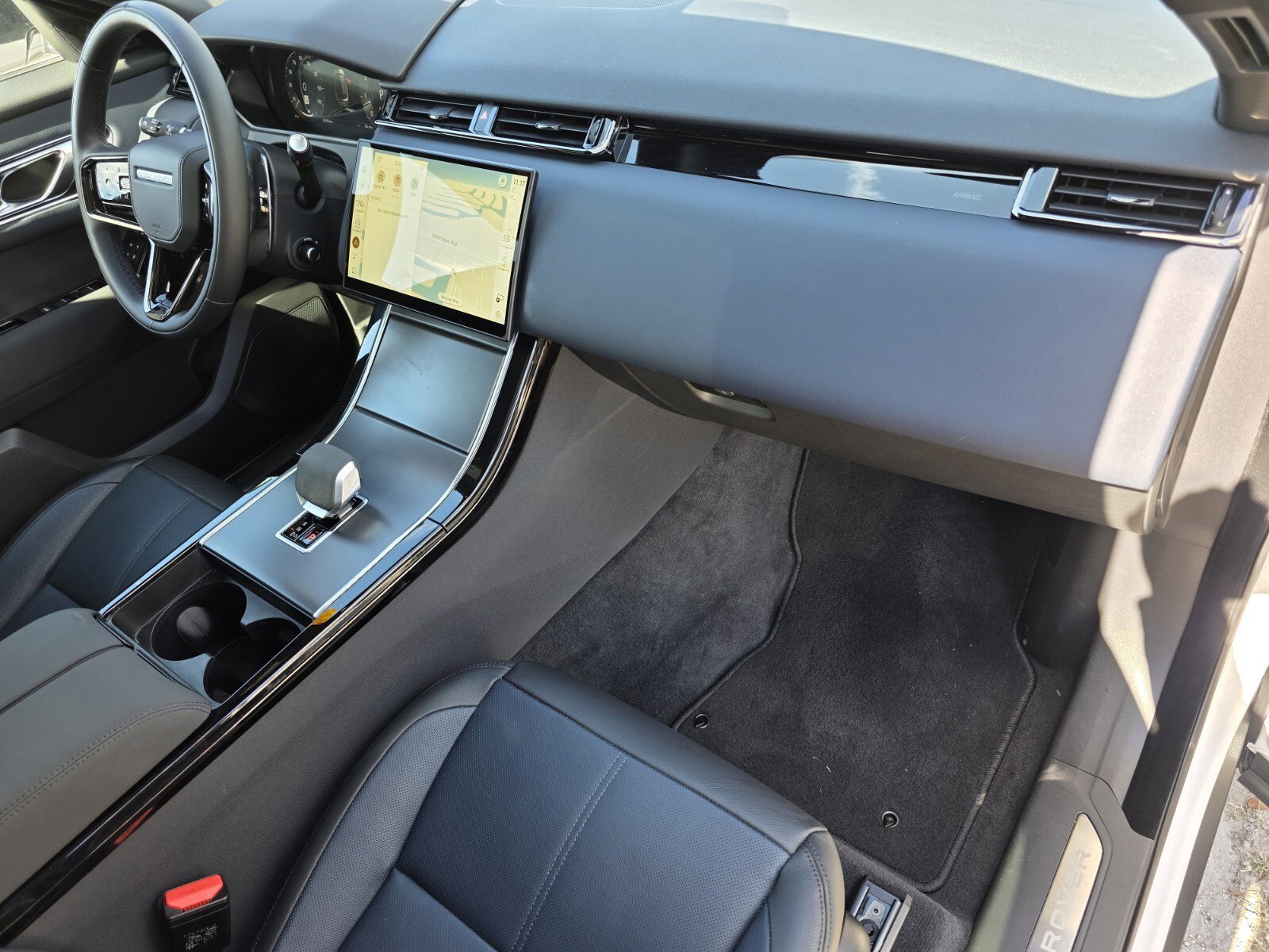 Certified 2024 Land Rover Range Rover Velar Dynamic SE image 22